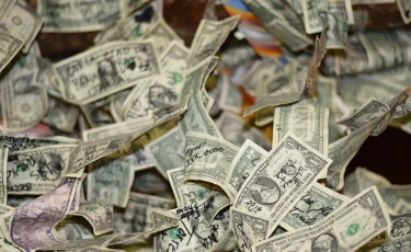 Как ком с горы: что происходит с долларом в Казахстане