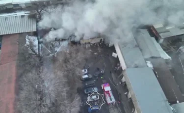 Алматыда құтқарушылар қоймадан шыққан өртті сөндірді