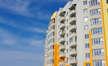 Астанада 22 жастағы жігіт көпқабатты тұрғын үйден құлап кетті