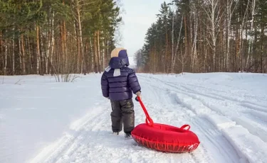 Астанада сырғанақ теуіп жүрген баланы көлік қағып кетті