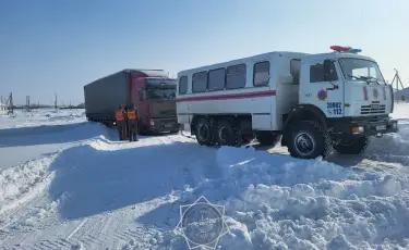 В снежном плену: военнослужащие МЧС оказали помощь водителю фуры