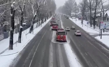 Падающие с крыши сосульки повредили несколько автомобилей в Актау