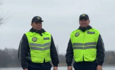 Полицейлер суға батып кете жаздаған балықшыны құтқарды