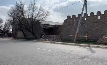 Таразда  «Төрткүл» керуен сарайының қабырғасы құлады