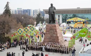 Наурыз мейрамы: Алматыда 5 мыңнан астам адам Абай шығармаларын орындады