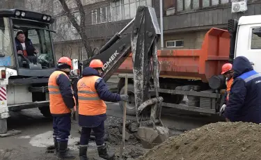 В этом году в Алматы заменят свыше 40 км старых труб