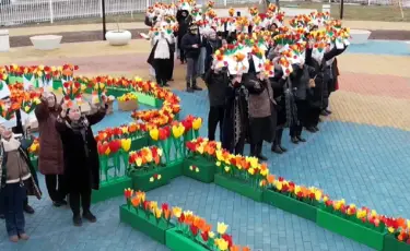 Наурыз-шешеκ: живой тюльпан выложили в Экибастузе (видео)