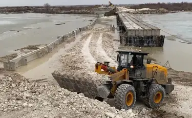 Паводки и подтопления: в Актюбинской области талая вода размыла мост и дорогу