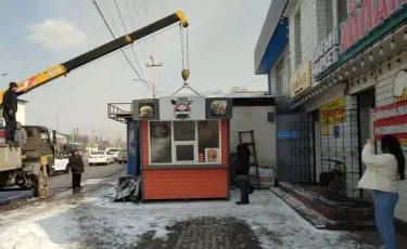 Алматының Наурызбай ауданында 16 заңсыз дүңгіршек пен 22 күш өлшеуіш сүрілді