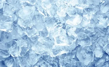 ШҚО-да ер адам әйелге мұз кесегімен шабуыл жасап, сөмкесін ұрлап кетті