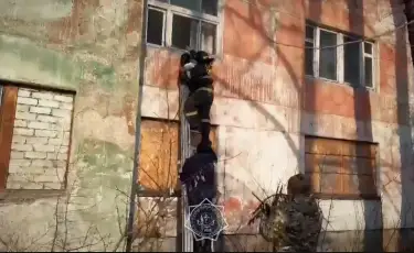 Слышался детский плач: в Семее из пожара в многоквартирном доме спасли 7-летнюю девочку