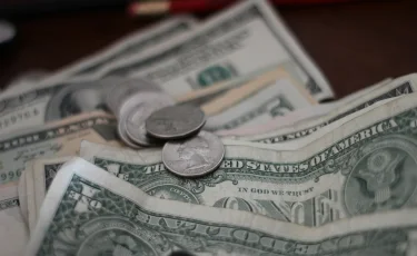 На ступеньку вверх: что происходит с долларом в Казахстане
