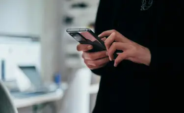 Применил физическую силу: в Астане мужчина похитил у девушки смартфон