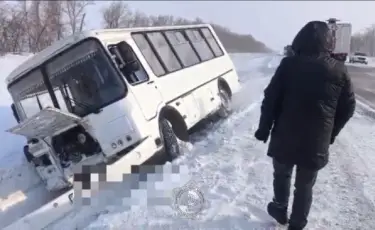 Автобус с пассажирами съехал в кювет