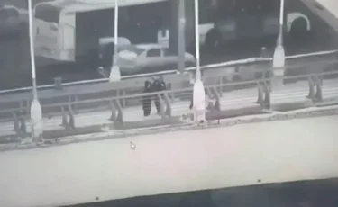 Туысымен сөзге келген елордалық бойжеткен көпірден секірмек болды