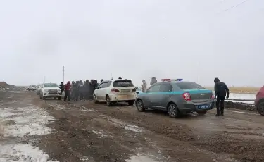 Атыраудағы азапты жол: қарғын судан зардап шеккен ауыл тұрғындарының жұмысқа қатынауы мұңға айналған