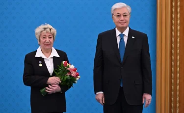 Новые почетные звания Президент вручил казахстанским женщинам