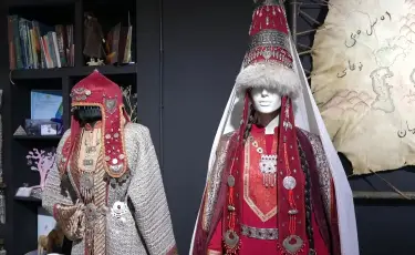 Ұлттық киім: көне формаларды ұмытпай, заманауи маталарды қолдану үшін де қабілет керек - этно-дизайнер