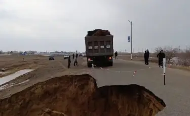 Паводки и подтопления: талая вода переливает дороги и размывает проезжие части