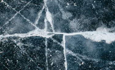 МЧС напоминает: нахождение на тонком льду может быть опасным