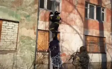 7 жастағы қыз аман қалды: Семейде тұрғын үйден өрт шықты