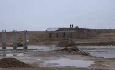 Қоршауда қалдық: Аралтөбедегі аудан барар жалғыз көпірді су шайып кетті