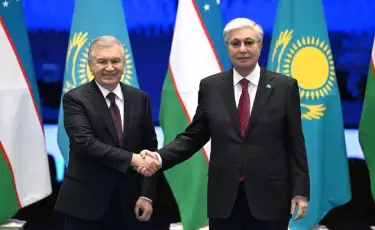 Қасым-Жомарт Тоқаев пен Шавкат Мирзиёев бейресми кездесу өткізді