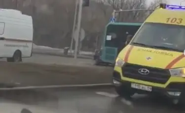 Қарағандыда екі жолаушылар автобусы жол апатына ұшырады