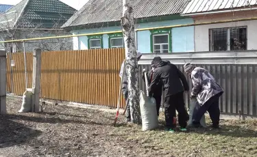 "Алматы наш общий дом": волонтёры привели в порядок двор одинокой пенсионерки