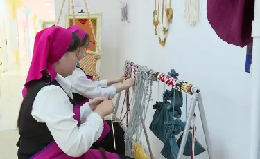 Іскер ана: Сыр өңірінде ата-аналар оқушыларды қолөнерге баулып келеді
