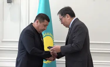 Герою алматинского аэропорта вручили медаль