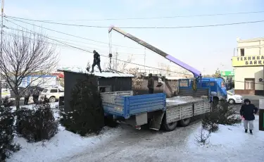 В Алматы продолжается демонтаж незаконных торговых объектов