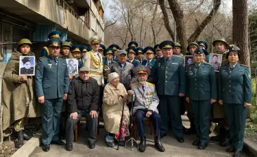 Ғасыр жасаған қария: Алматыда ұландықтар соғыс ардагеріне құрмет көрсетті