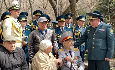 В Алматы гвардейцы почтили вниманием 100-летнего ветерана