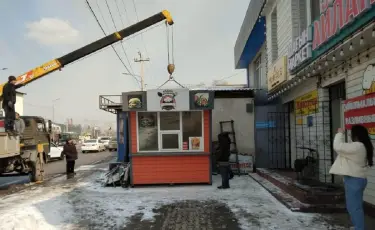 Незаконные торговые точки и силомеры сносят в Наурызбайском районе Алматы