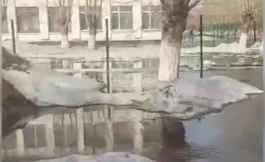 Весенний паводок: в Акмолинской области талые воды подтопили дороги, дома и школу