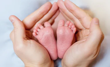 Нематеринский инстинкт: женщина родила ребенка в поезде и выкинула его в окно