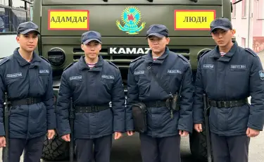 Мы сразу перевязали рану: патрульные гвардейцы спасли жизнь пострадавшему в Алматы