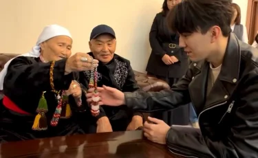 Душевная встреча: Димаш получил особый подарок от 87-летней жительницы Мангистау