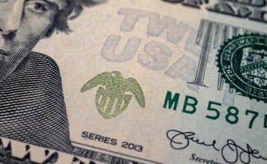 Покатился с горки: что происходит с долларом в Казахстане