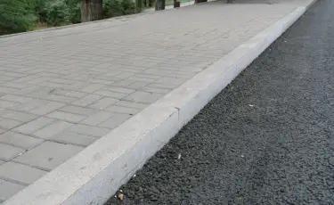 Алматыда Желтоқсан көшесіндегі BRT желісін салу кезінде қайта пайдалануға жатпайтын жиектер ғана ауыстырылады