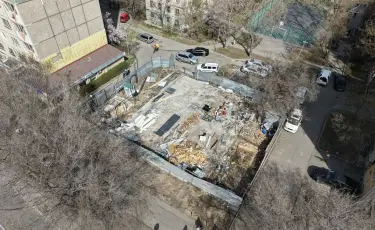 Алматыда сот шешімімен аяқталмаған құрылыс нысаны бұзылып жатыр