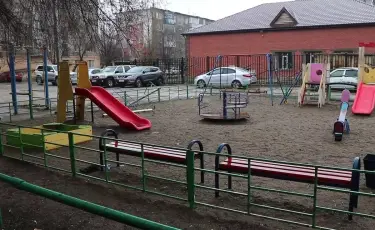 Поножовщина на детской площадке: в Актобе дворник ранил отца двоих детей