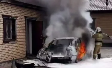 Көлік жанып кетті: Атырауда ана мен бала құтқарылды