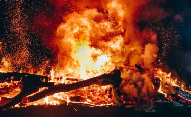 В Павлодаре вспыхнули дачные домики: подробности