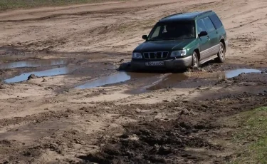 Застревают в грязи: В Актюбинской области сельчане не первый год просят власти сделать им дорогу