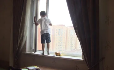 Не оставляйте детей у открытых окон: МВД обратилось к родителям