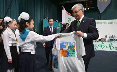 Школьница из Атырау представила Президенту рисунки, посвященные теме экономии воды