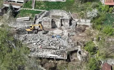 Алматының тау бөктерінде тағы бір заңсыз нысан бұзылып жатыр