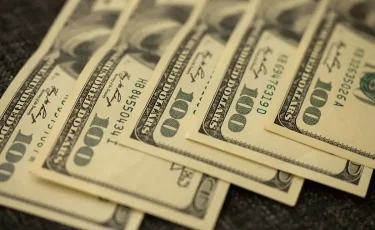 На ступеньку вниз: что происходит с долларом в Казахстане